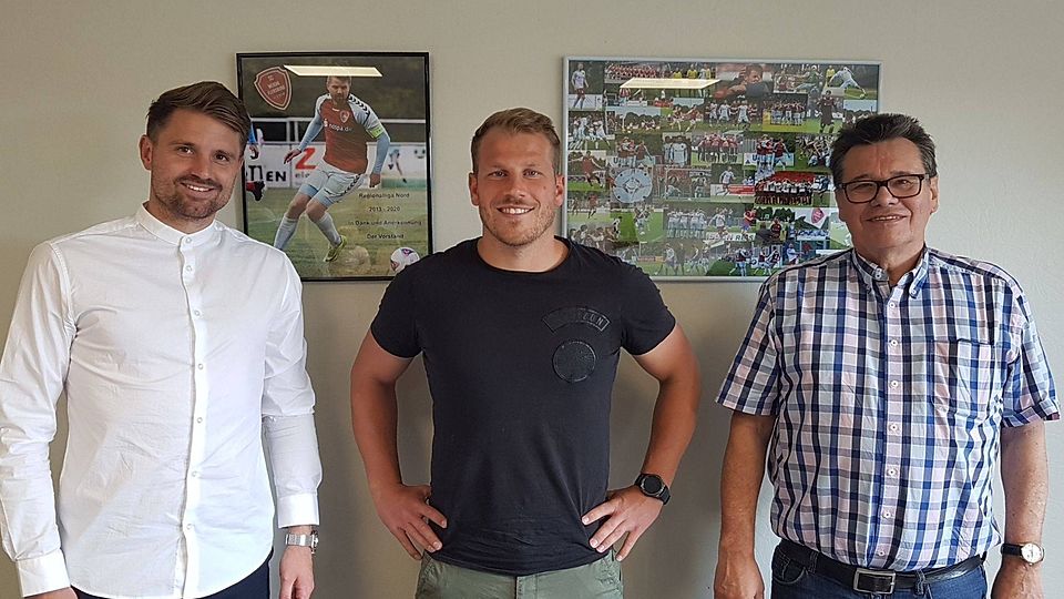 Die Geschäftsführer Christian Jürgensen (links) und Harald Uhr (rechts) zusammen mit Neuzugang Christopher Kramer (Mitte)