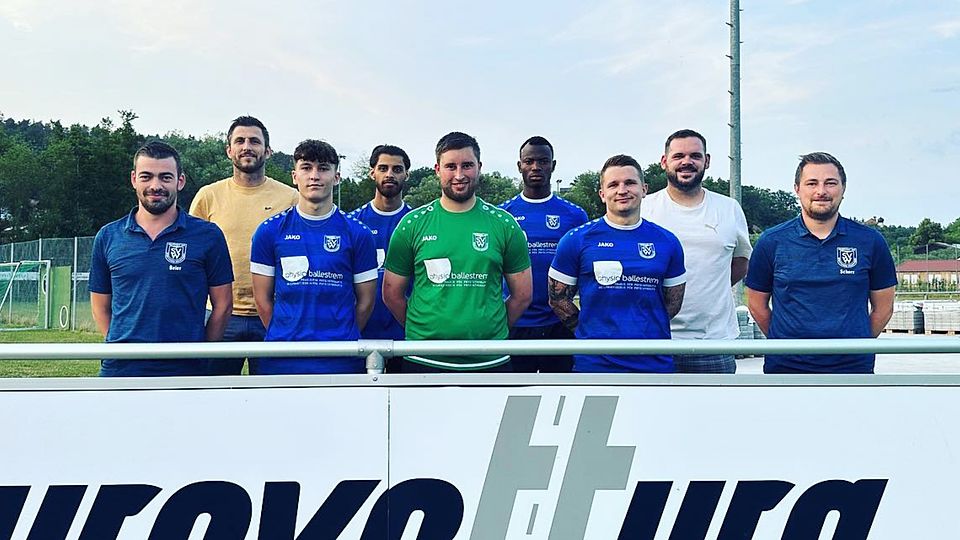 Von links: Co-Spartenleiter Matthias Beier, Spielertrainer Nico Beigang, Florian Hof, Arash Ghafoori, Simon Michels, Daniel California, Dennis Pyka, Co-Trainer Thomas Prinz und Spartenleiter Stefan Scherr.