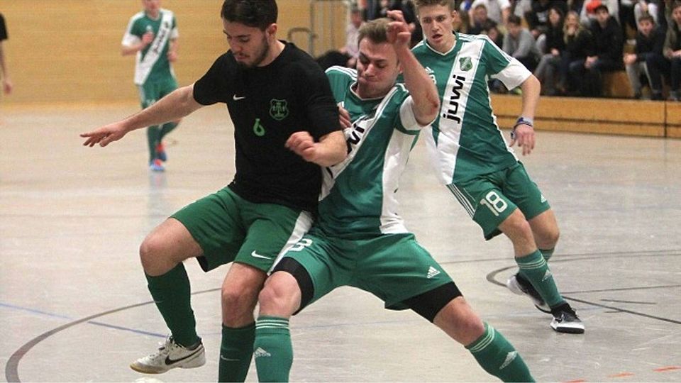 Heiß umkämpft: Im letztjährigen Finale standen sich die TuS Marienborn (links Jan Hellmann) und Alemannia Waldalgesheim (Paul Kirdorf) gegenüber. Die TuS gewann das Turnier.	Foto: hbz/Jörg Henkel