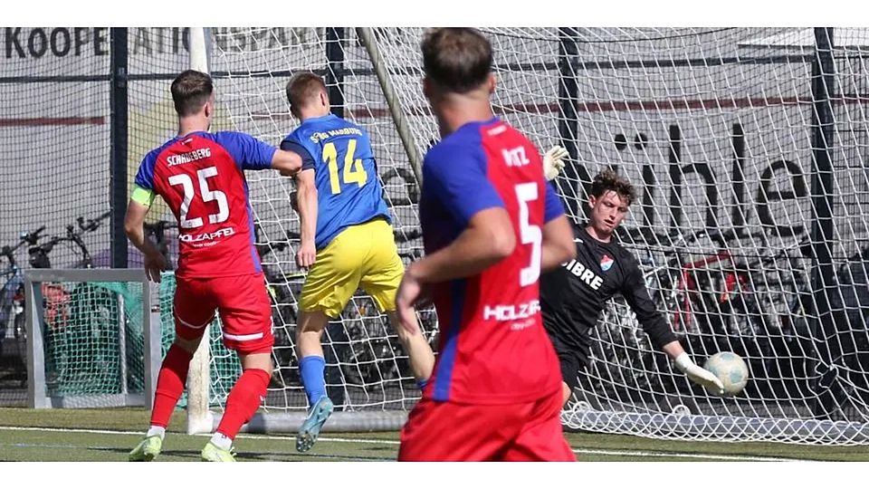 Marburgs Lebensversicherung, auch in Dietkirchen: Sascha Huhn (Nummer 14, hier im Spiel gegen Steinbach) war maßgeblich an der Aufholjagd beteiligt. © Jens Schmidt