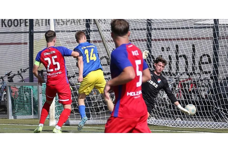 Marburgs Lebensversicherung, auch in Dietkirchen: Sascha Huhn (Nummer 14, hier im Spiel gegen Steinbach) war maßgeblich an der Aufholjagd beteiligt. © Jens Schmidt