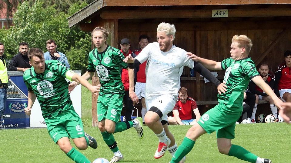 Nur selten einmal so entschlossen wie in dieser Szene: Die SG-Kicker (in Weiß, hier Denny Krämer) schafften es kaum einmal, die Unterammergauer Abwehr in Verlegenheit zu bringen.
