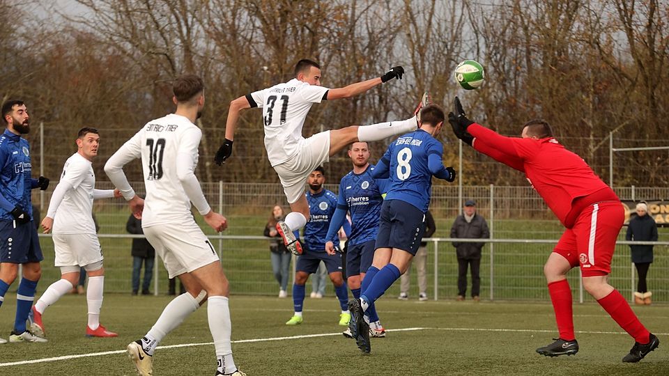 Oft kamen die Igel-Liersberger zu spät, wie hier gegen Stanislav Stepanchenko (l.), der für Eintracht Trier II zwei Tore nach Eckbällen erzielte. 