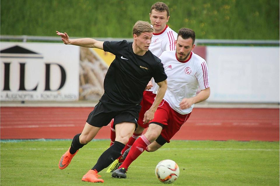 Der FC Wangen (Basar Kaan und Holger Birk gegen Ochsenhausens Patrick Hartmann) steht vor einem schweren Spiel im Derby gegen Maierhöfen. Josef Kopf