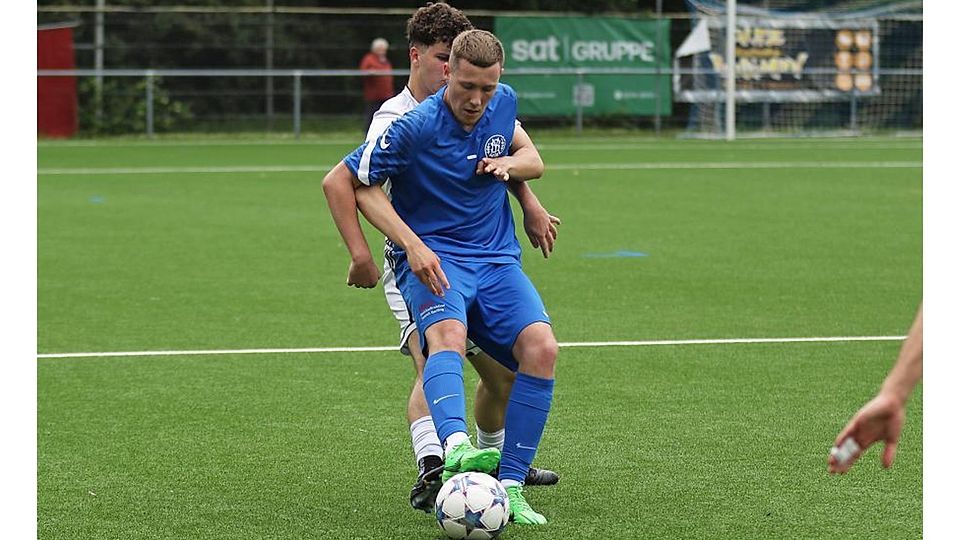 Der SV Horchheim um Spieler Pascal Sadurski (vorne) möchte sich vom FSV Nieder-Olm im Entscheidungsspiel nicht aufhalten lassen.	Foto: Christine Dirigo/pakalski-press