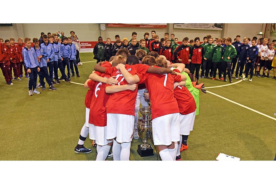 Nach Ansicht aller Betreuer gewann mit den Jungs vom FC Augsburg die beste Mannschaft das sechste Internationale Hallenmasters für U 13-Junioren. Foto: Robert Schmitt