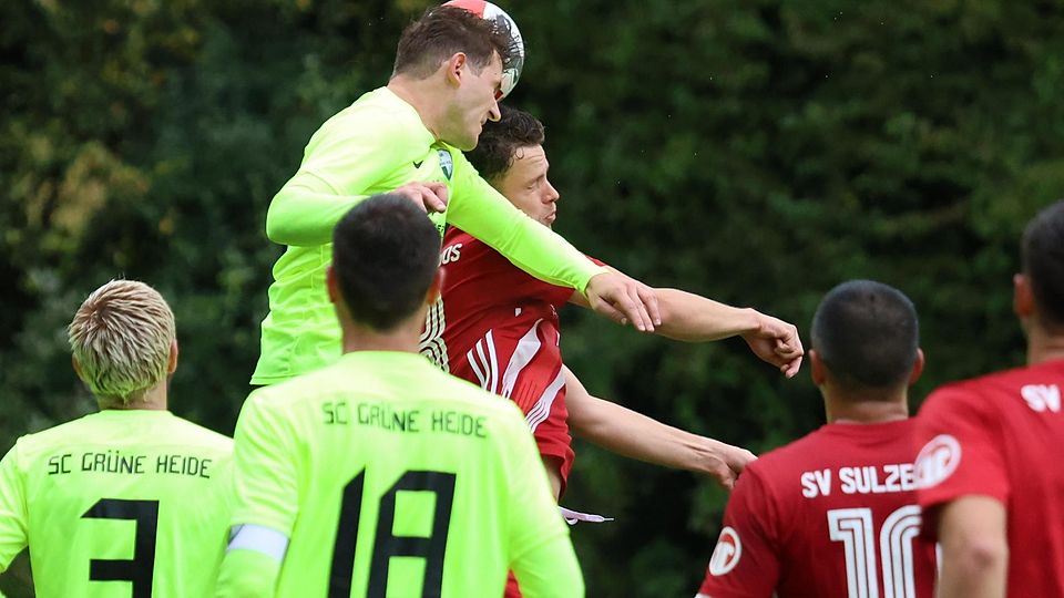 Grüne Heide Ismaning (helle Trikots) machte Spitzenreiter Sulzemoos das Leben schwer. Dank eines späten Treffers gewann der SVS knapp.