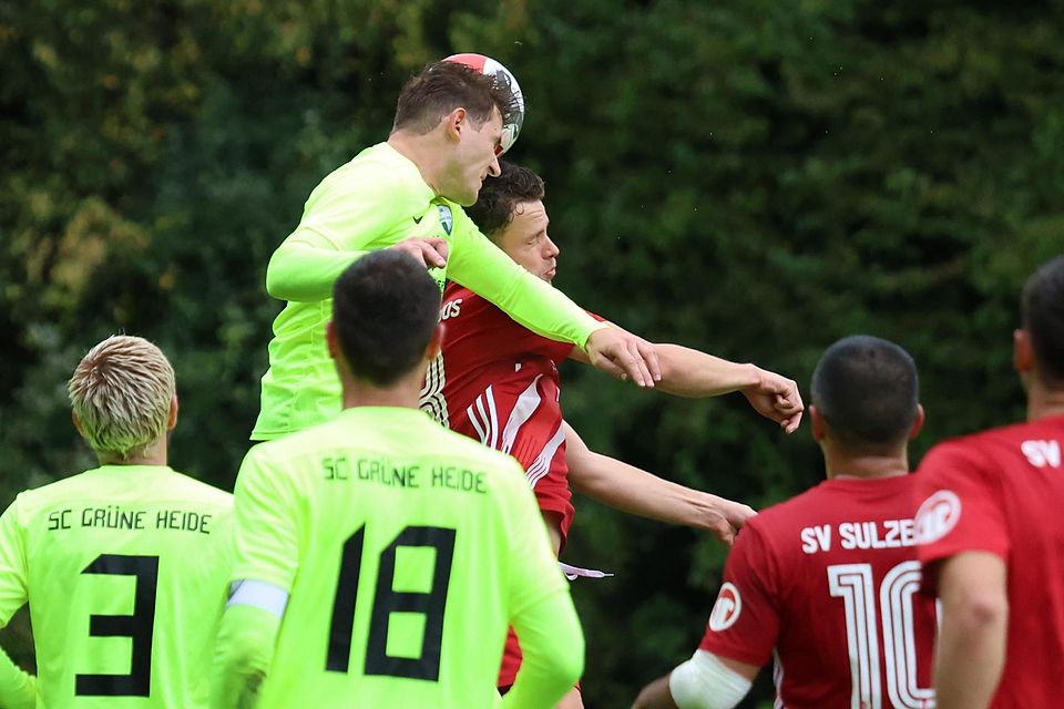 Grüne Heide Ismaning (helle Trikots) machte Spitzenreiter Sulzemoos das Leben schwer. Dank eines späten Treffers gewann der SVS knapp. Grüne Heide Ismaning (helle Trikots) machte Spitzenreiter Sulzemoos das Leben schwer. Dank eines späten Treffers gewann der SVS knapp.