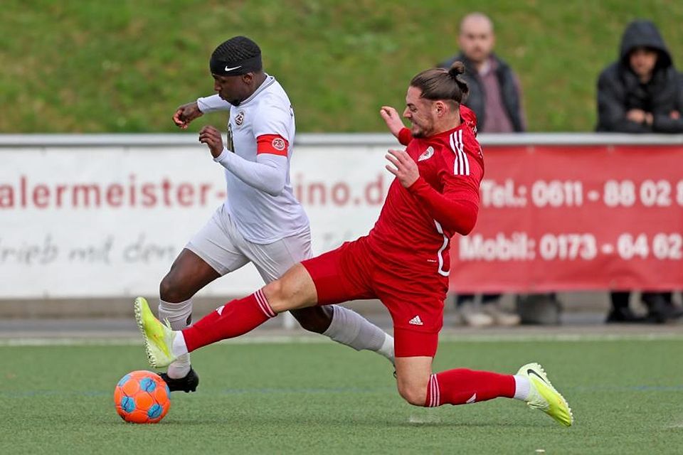 Die SKG 23 Wiesbaden mit Marcus Weinhardt (l.) und die SGN Diedenbergen um Felix Luckhardt kämpfen mit ihren Teams am letzten Spieltag um den Gruppenliga-Verbleib. 	Archivfoto: Frank Heinen