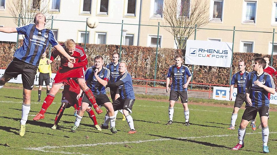Rot-Weiss Cuxhaven (rote Trikots) besiegte den TSV Lamstedt auf der Kampfbahn mit 3:1. RW-Spieler Philipp Schlüter scheitert hier mit dem Kopf, aber mit einem 25-Schuss traf er in der 17. Minute zum 2:0-Zwischenstand.  Foto: Lütt
