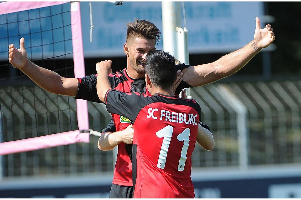 Kai Brünker trifft zum 1:0 für den SC Freiburg II und jubelt mit Pedro Manolo Rodas Steeg | Foto: Achim Keller