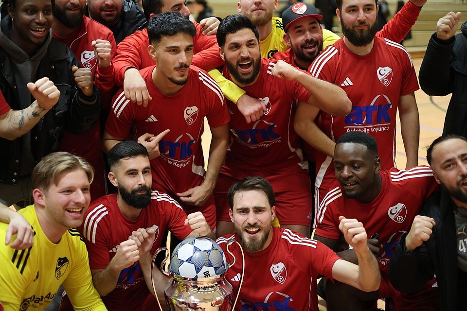 So posierten die Gewinner mit dem Pokal.