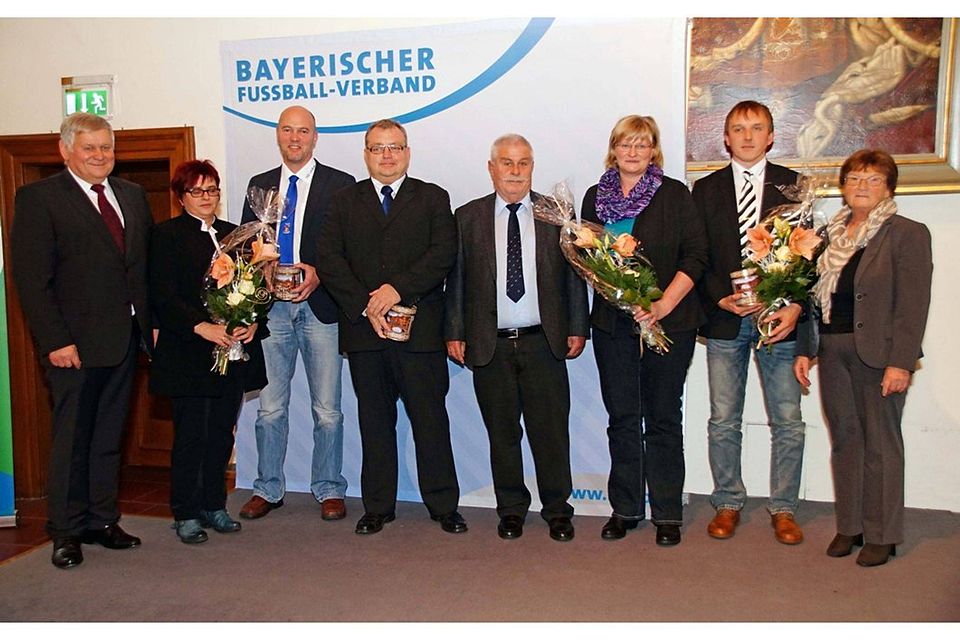 Dies sind die Kreissieger des Bezirks Oberpfalz, die beim Ehrenamtstag geehrt wurden. Fotos: Graml