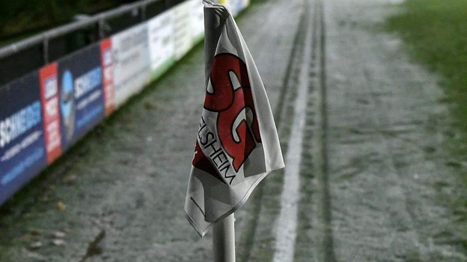 Eiszeit am Palmenstein: Der gefrorene Streifen an der Außenlinie verhinderte den Anpfiff der Verbandsliga-Partie der SG Hüffelsheim gegen den SV Steinwenden.	Foto: Sebastian Bohr