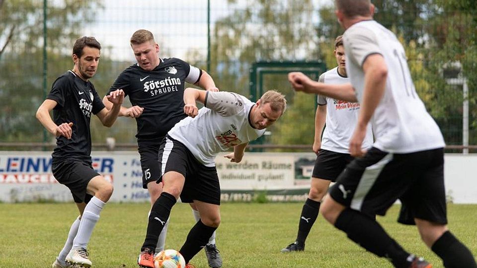 Nach drei Auswärtsspielen in Folge, dürfen Lorenz Ruhl (am Ball) am Sonntag endlich wieder zu Hause ran: In Engelrod geht es gegen den FV Steinau. 	Foto: Volk