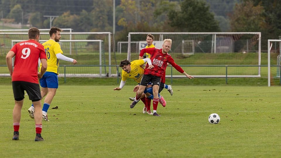 Nicht zu stoppen war Otterfing (in Rot) gegen Geretsried.