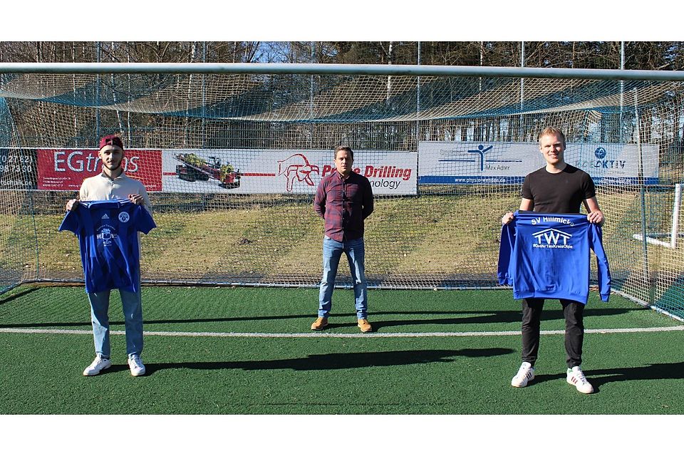 Hillmickes 2. Vorsitzender Patrick Weber (Mitte) freut sich, dass Dolunay Kocin (links) und Mario Wurm zur neuen Saison an den Fockenberg wechseln. 