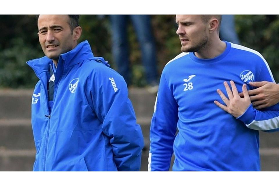 Haben sich nichts mehr zu sagen: CfR-Trainer Gökhan Gökce (links) und Kushtrim Lushtaku. Hier eine Szene aus der vergangenen Saison beim Warmmachen vor dem Spiel. Foto: PZ-Archiv, Ripberger