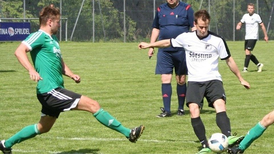 Vergeblich versuchte es auch Patrick Muth (Mitte), einen Treffer für Ilbeshausen zu erzielen.  	Foto: Kim Löffler