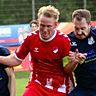Erhielt ein Sonderlob für seinen unermüdlichen Einsatz: RW-Kapitän Dennis Strauer - hier im Duell mit Spielern der Bramstedter TS.