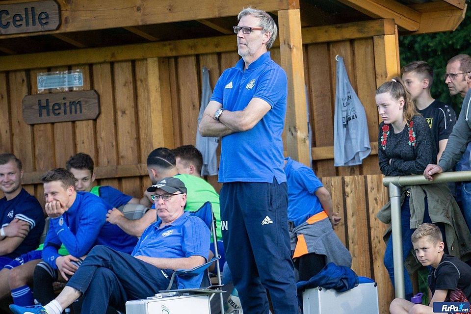 Archivbild: Hilger Wirtz von Elmendorff (stehend) bleibt auch in der Saison 2020/2021 Trainer des MTV Eintracht Celle.