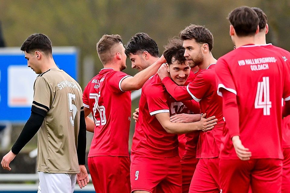 Der VfB Hallbergmoos-Goldach (rot) gewinnt klar gegen den SVN München und bewahrt sich die Chance auf die Aufstiegsrelegation. Der VfB Hallbergmoos-Goldach (rot) gewinnt klar gegen den SVN München und bewahrt sich die Chance auf die Aufstiegsrelegation.