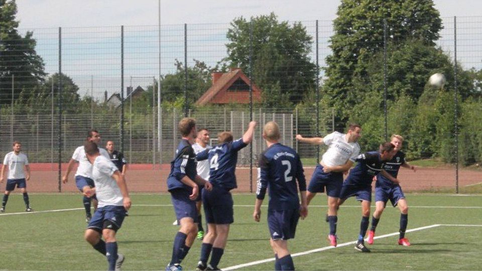 Die TSG Dissen II (in weiß) zeigte sich zuletzt in Topform, es gab sieben Siege in Serie. Jetzt geht es zum Tabellenführer nach Schwege. Foto: André Rothe