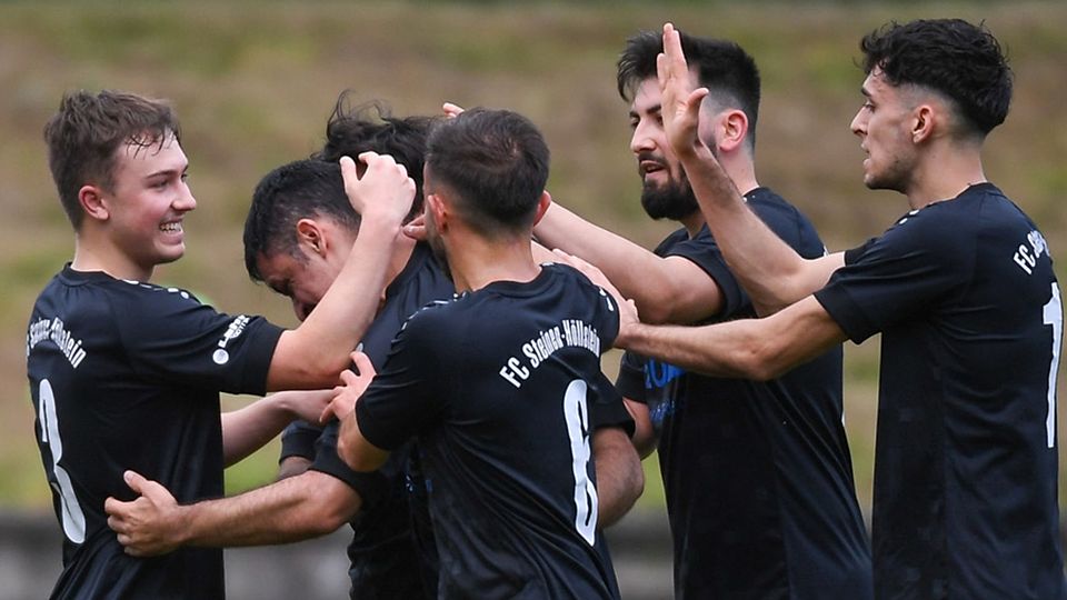  Das Team des FC Steinen-Höllstein bejubelt den 1:0-Führungstreffer durch Marco Distano (Zweiter von links). Die Mannschaft bleibt dank des 3:2-Erfolgs über den TuS Lörrach-Stetten II der Kreisliga A erhalten. | Foto: Gerd Gründl 