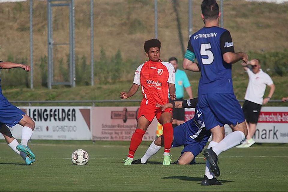 Tore in der 91. und 94. Minute: Raul Almeida Da Silva (Rot, hier im Spiel gegen Thalmassing) schoss den TSV Neutraubling zum nicht mehr für möglich gehaltenen Heimsieg.