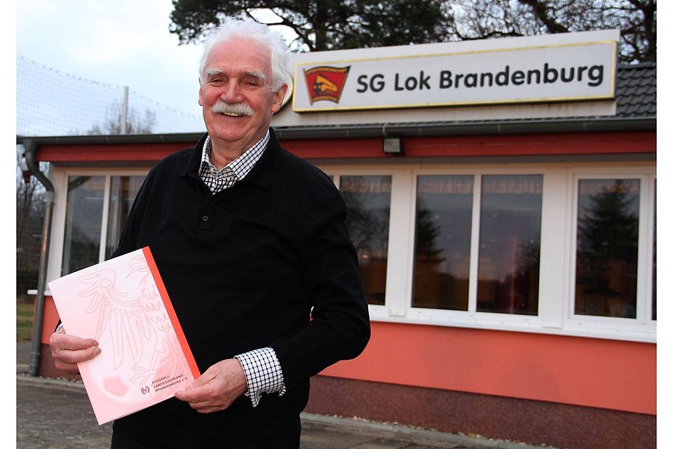 Jürgen Horst mit Ehrenurkunde vor dem Vereinsheim der SG Lokomotive Brandenburg.