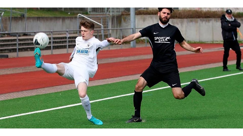 Altenburgs Henning Rüger hängt in dieser Szene Birklars Mahir Marankoz ab. Ansonsten dominierte aber weitgehend in dem Kreisoberliga-Aufstiegsrundenduell der favorisierte Gast, der letztlich auch ebenso klar wie verdient mit 4:0 gewinnt. Fotos: Luca Raab 