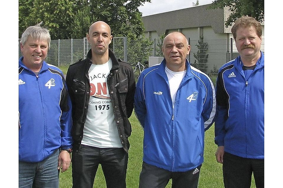 Unser Foto zeigt den bisherigen Coach des TV 48 Schwabach, Markus Mühling (2. v. li.). Klaus Geldner (2.v.re.), Kurt Krauß (re.) und sein Stellvertreter Roger Kühnel (li.) freuen sich auf die erneute