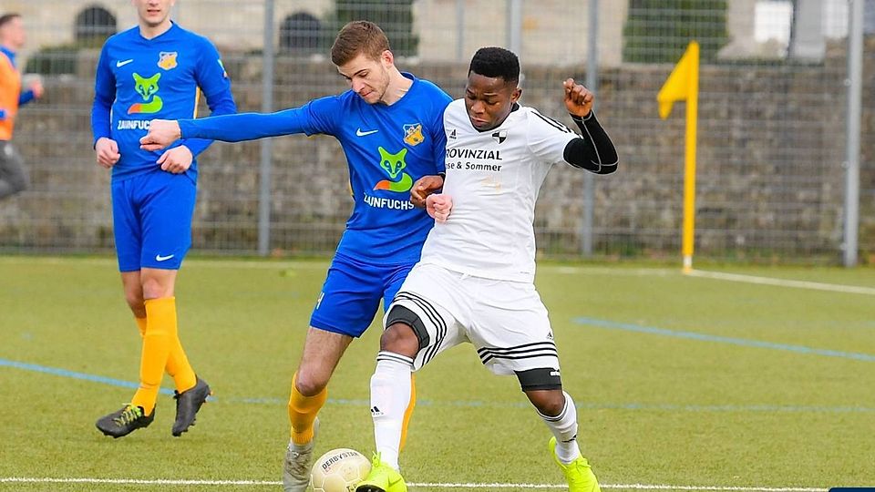 Adebola Adejoju (r.), hier im Zweikampf mit seinem zukünftigen Mannschaftskollegen Alexander Doms, verstärkt den SCV Neuenbeken.