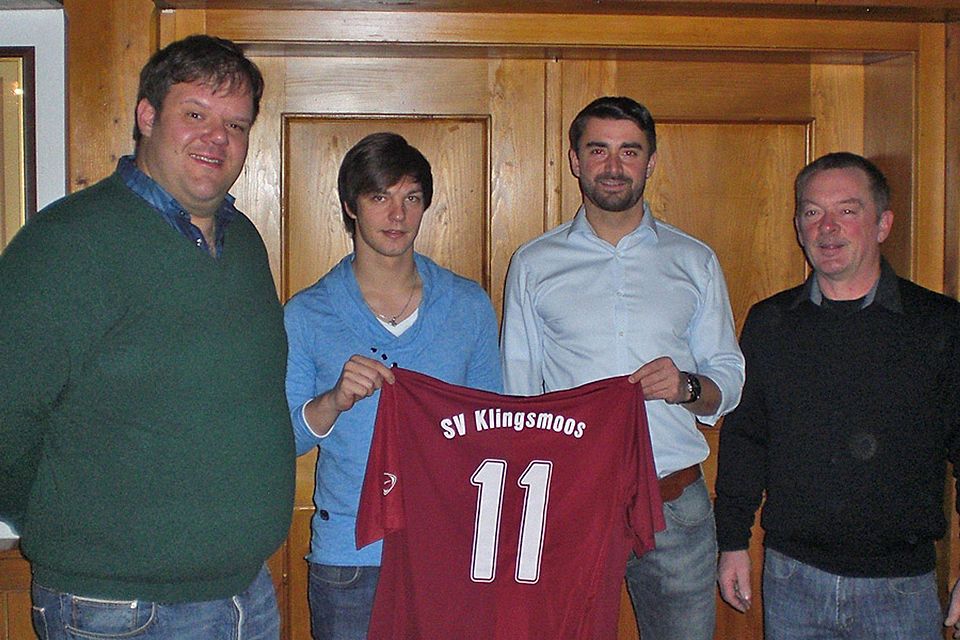 Auf dem Foto (von links) Bernhard Stelzer (Abteilungsleiter), Kevin Irl (Spielertrainer), Tobias Felbermeir (Co-Trainer), Karl Schaile (1. Vorsitzender).  Foto: SV Klingsmoos