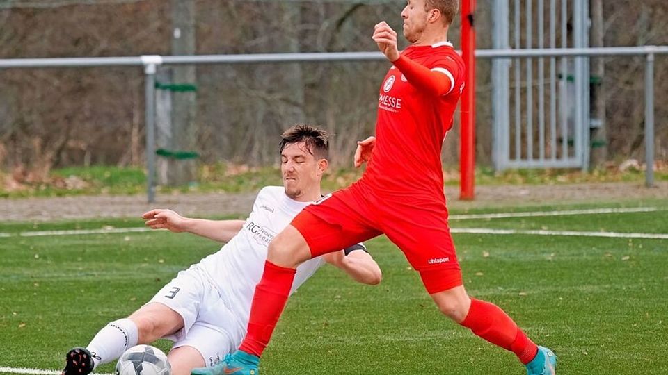 Pfaffenweilers Patrick Thoma (links) wird auch in Landesliga die Grätsche auspacken, um die Konkurrenz in Schach zu halten.