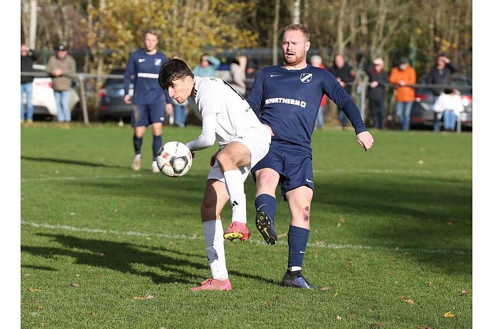 „Am Felsen“ beim Winterbach (weißes Trikot) gewinnen über die Saison gesehen nicht viele. Der FC Brücken fügte dem SV nun die erste Heimniederlage zu.	    Foto: Edgar Daudistel