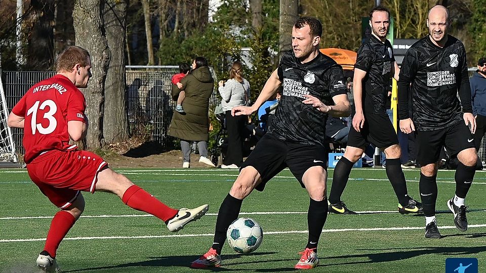 Der 1. FC Nackenheim (in den schwarzen Trikots) gewinnt das Duell gegen UDP Mainz zweistellig und ist auf dem besten Weg zur Meisterschaft (Bild aus früherer Partie gegen den FC Inter Mainz).