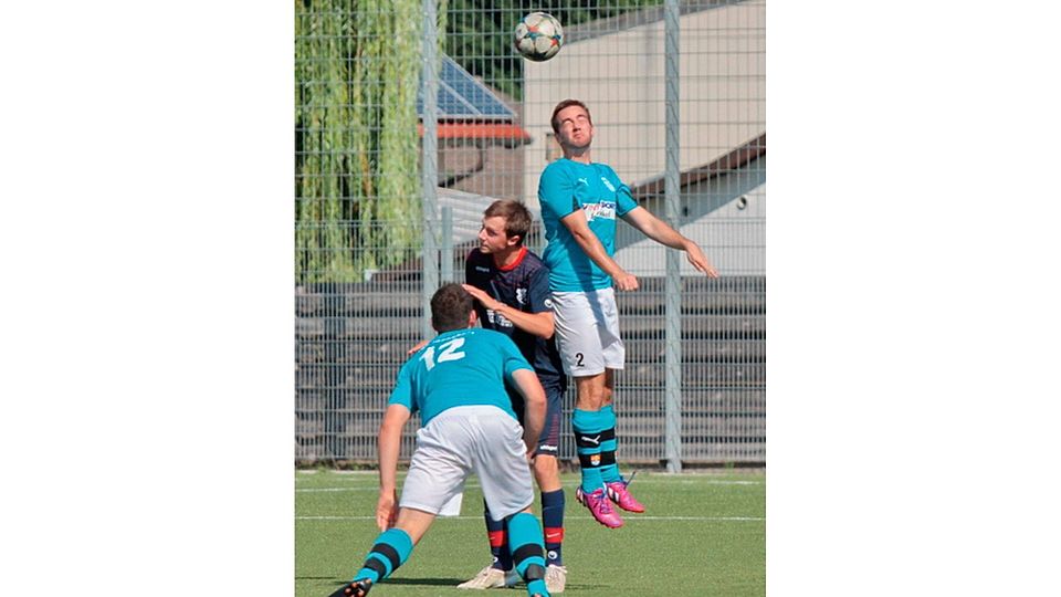 Der TuS Monsheim (blau) ist in Weinsheim auf drei Punkte aus            F: Dieter Milles