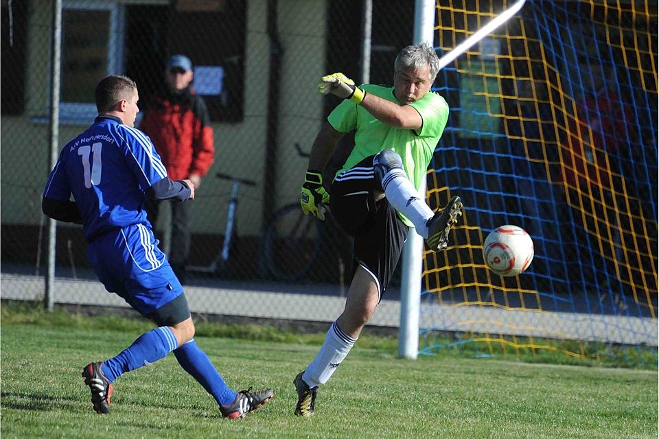 Keine Kompromisse: Heinersreuths Torwart Wolfgang Dall klärte in dieser Szene konsequent vor dem Nemmersdorfer Angreifer Marco Dörfler. F: Peter Mularczyk
