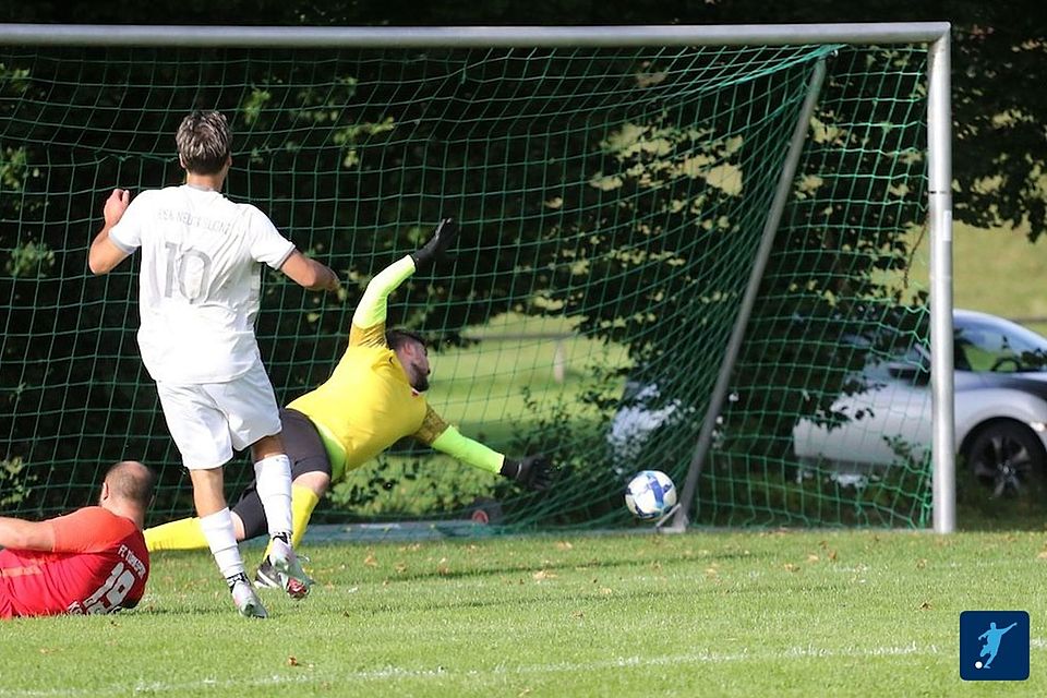 Der Neugablonzer Denis Hoxhaj (10) schaut erwartungsfroh dem Ball hinterher, der für Türksport-Keeper Muhammed Özdemir unhaltbar im Eck landet. Das Schlusslicht musste sich dem BSK mit 1:5 geschlagen geben.