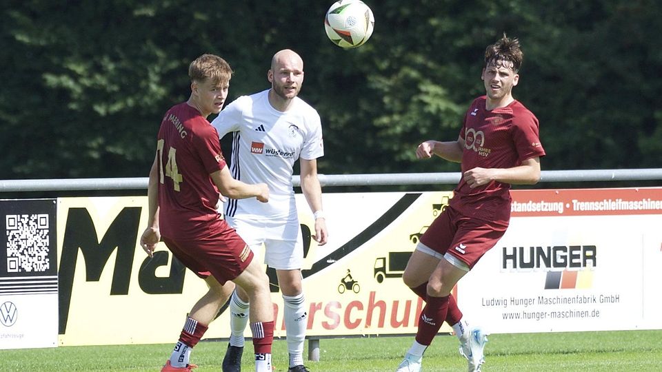 Der SV Mering (rote Trikots) musste beim VfL Kaufering die erste Niederlage der Saison einstecken.