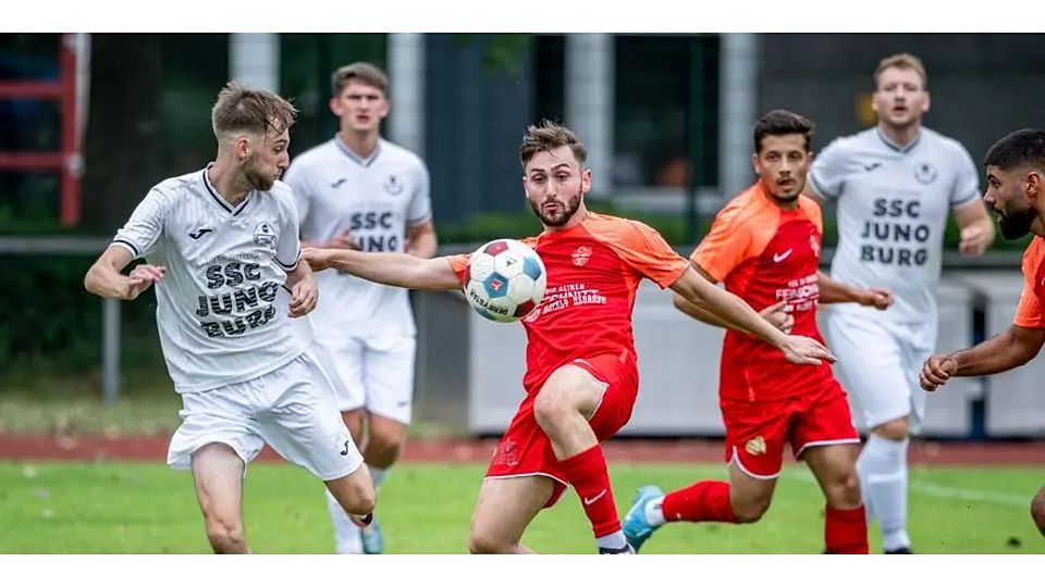 Auffällig, aber glücklos: Melih Kahveci (am Ball) und Türk Ataspor Wetzlar verlieren in der Fußball-Gruppenliga gegen den FC Ederbergland II. (Archivfoto) © Jenniver Röczey