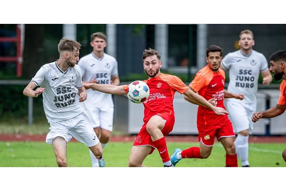 Auffällig, aber glücklos: Melih Kahveci (am Ball) und Türk Ataspor Wetzlar verlieren in der Fußball-Gruppenliga gegen den FC Ederbergland II. (Archivfoto) © Jenniver Röczey
