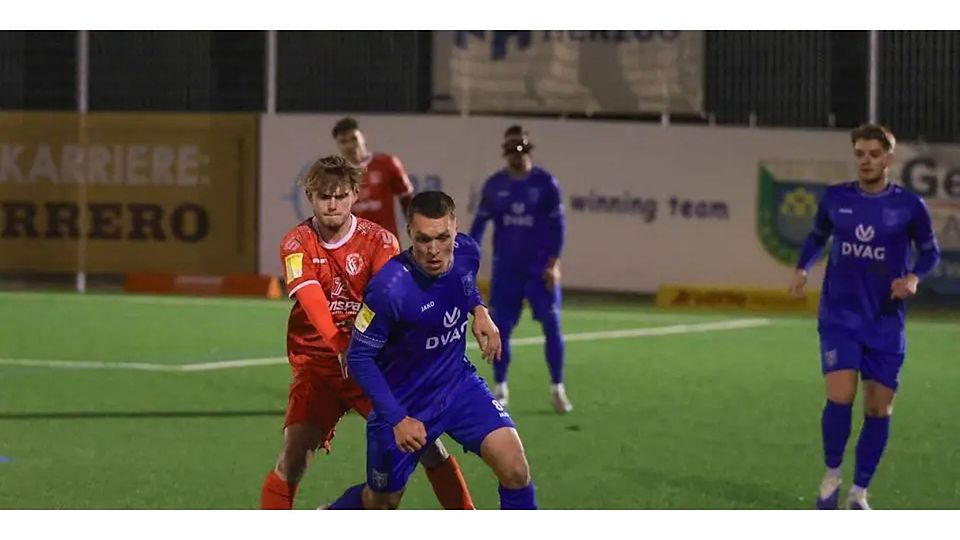 Kampf um den Ball – und kein Sieger in der Fußball-Hessenliga: Mica Hendrich (vorne) vom VfB Marburg und Yannick Freischlad vom SC Waldgirmes. © Jens Schmidt