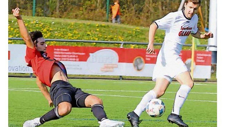 Knapp gewonnen ist auch gewonnen! Azizi Yanusch Seyed (links) von Röchling macht richtig lang, um Jonas Caryot noch abzufangen. Foto: Barth
