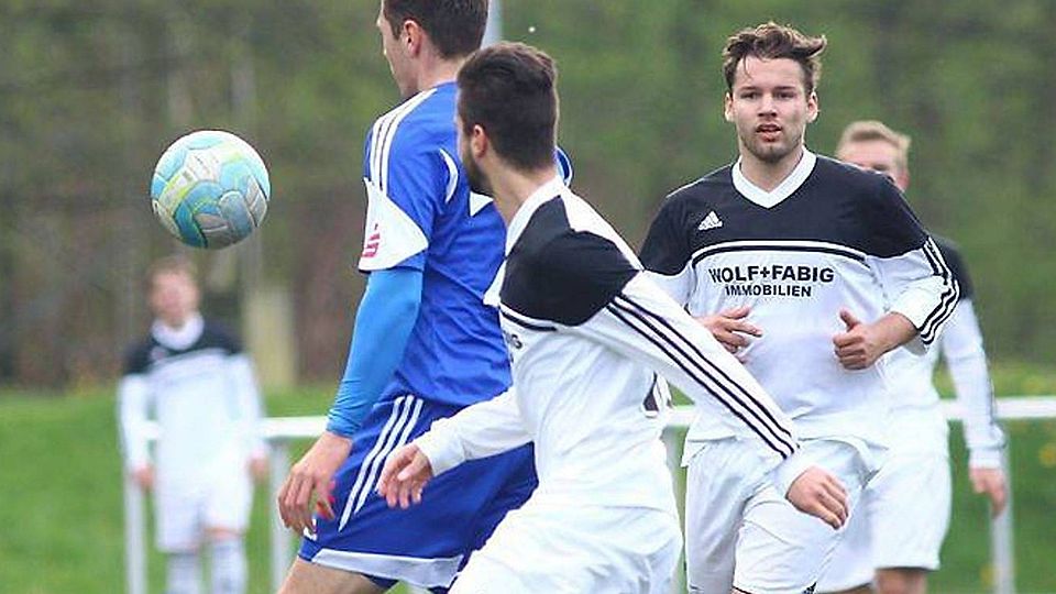 Lucas Weis (rechts) und Tino Langhammer (vorne, mit dem Rücken) kehren zum FSV Martinroda zurück.