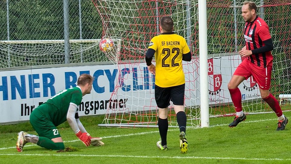 Der Schlusspunkt: Affings Maximilian Golling (rechts) dreht nach seinem Tor zum 5:0 für den FC Affing gegen die SF Bachern ab.