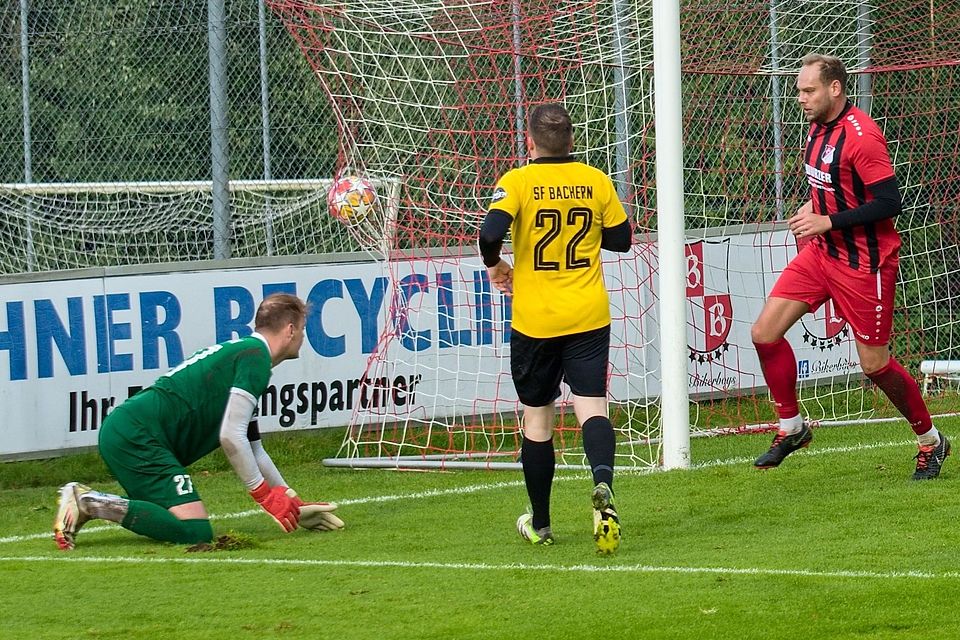 Der Schlusspunkt: Affings Maximilian Golling (rechts) dreht nach seinem Tor zum 5:0 für den FC Affing gegen die SF Bachern ab.
