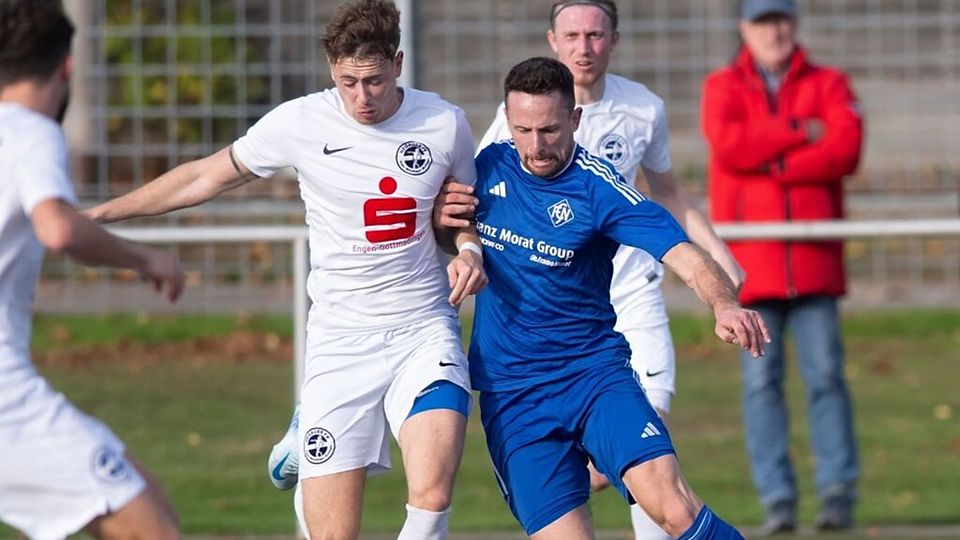 Der Neustädter Co-Trainer Fabian Gamp (r.) behauptet sich in dieser Szene gegen Florian Rösch (Hegauer FV). 