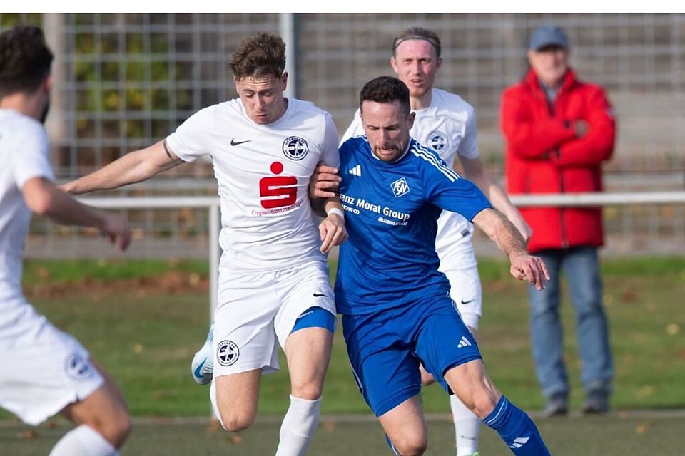 Der Neustädter Co-Trainer Fabian Gamp (r.) behauptet sich in dieser Szene gegen Florian Rösch (Hegauer FV). 